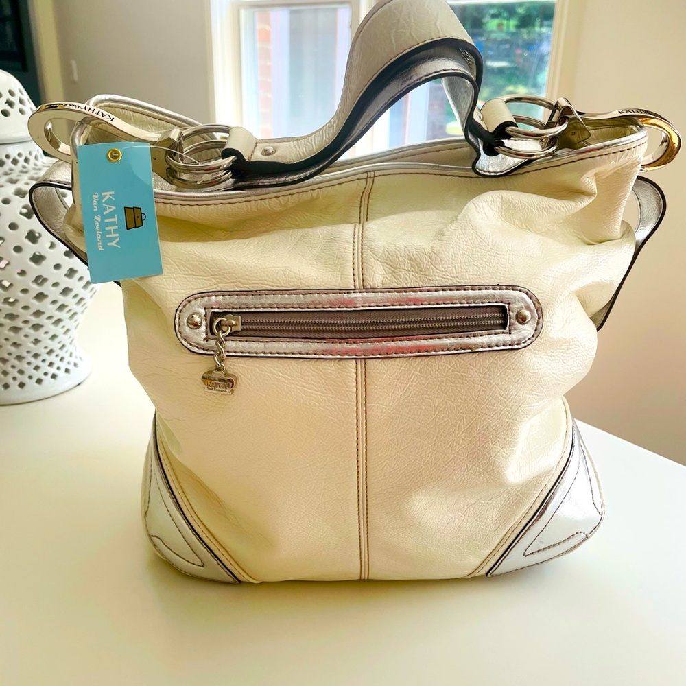 White NWT Kathy Ireland Hobo Bag, silver trim, 4 fabulous interior pockets 2 zip